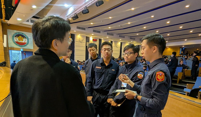 警大學生於演講休息時間熱切向講者請益